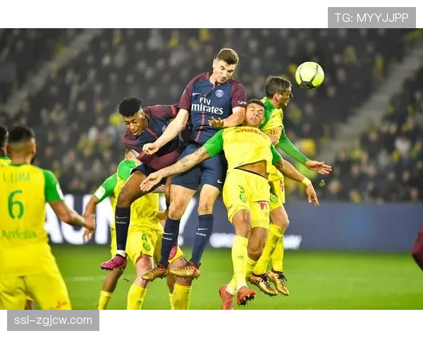 赛后通讯：南特绝杀后，球迷涌入市中心广场庆祝保级关键三分